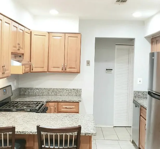 909 Green Hollow Dr — Photo 3