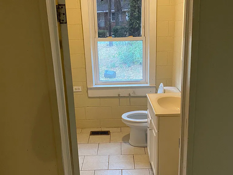 204 Robinson St — Photo 8