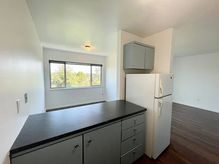 Bayview Apartments — Photo 68