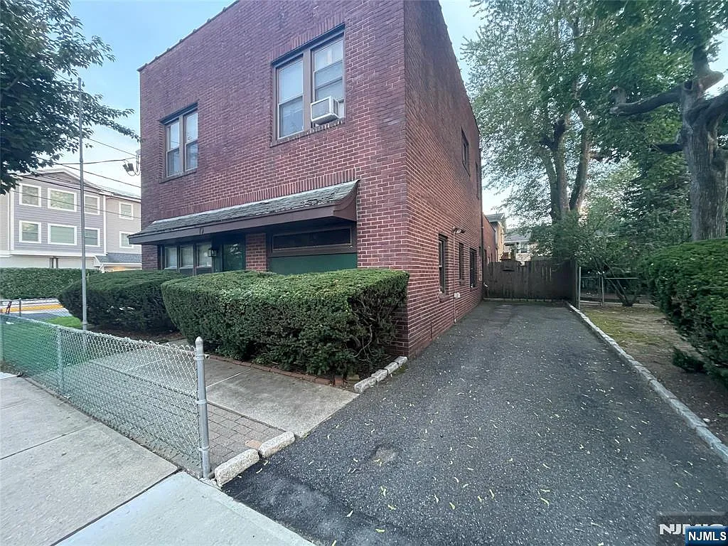 2 bed, 1.0 bath, $2,200 — Photo 2