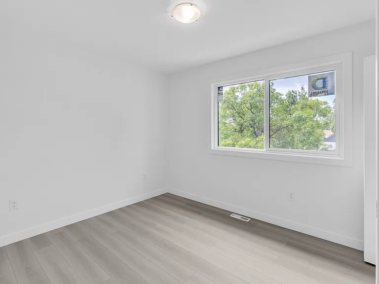 1273 Manitoba Ave — Photo 6