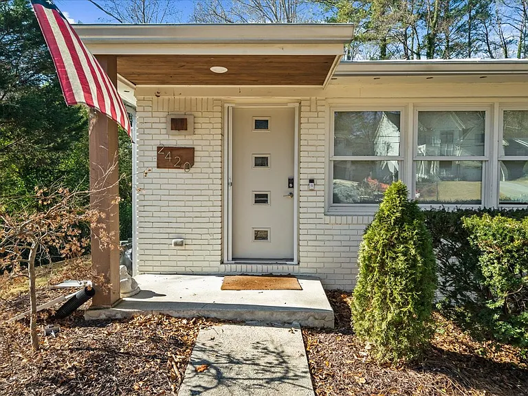 2420 Cove Cir — Photo 4