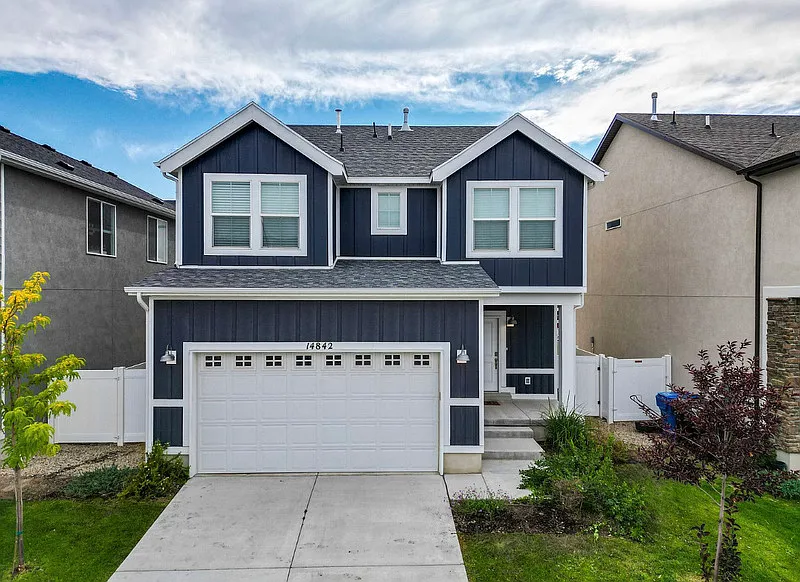 3 bed, 2.5 bath, 2869 sqft, $2,450 — Photo 2