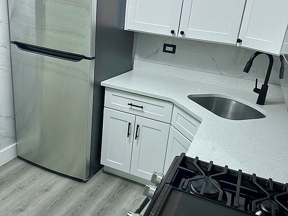 5th image of 122 Loomis Ave APT 1