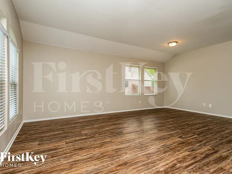 3908 Windy Point Dr — Photo 10