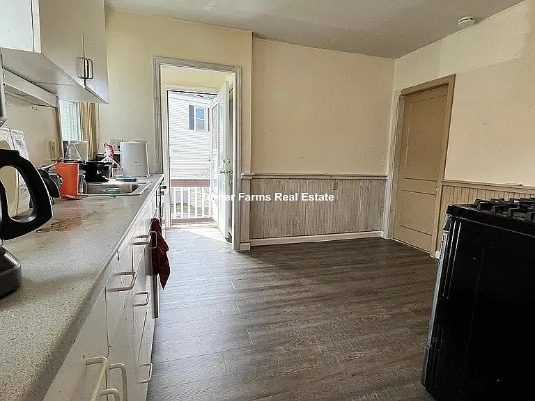 3 bed, 9999 sqft, $4,200 — Photo 3
