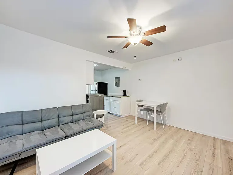 1106 W 22nd St #4 — Photo 5