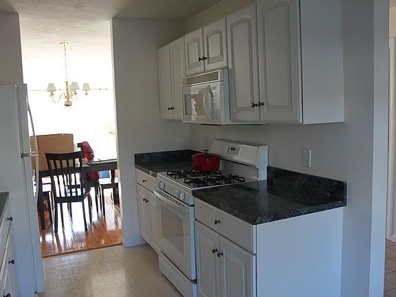 3rd image of 608 Thayer St