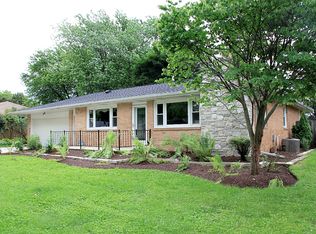 216 Calkins Dr, Sugar Grove, IL 60554