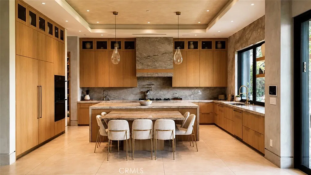 9 bed, 7.5 bath, 6400 sqft, $28,000 — Photo 4