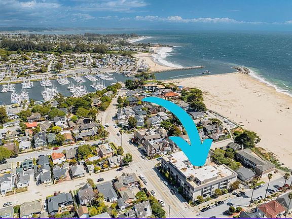 One block from Seabright Beach and Walton Lighthouse