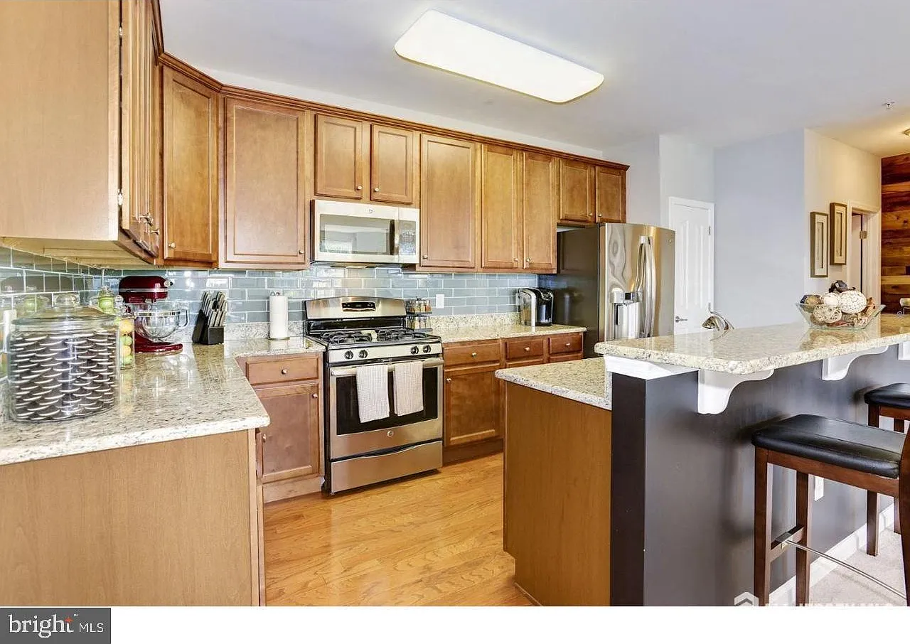 3 bed, 2.5 bath, 1944 sqft, $2,999 — Photo 3