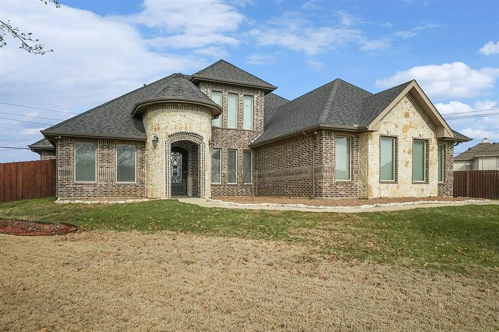 5 bed, 3010 sqft, $5,000 — Photo 1