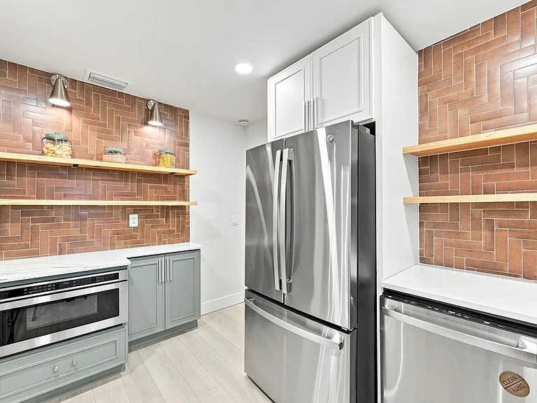 1161 Howard St — Photo 18