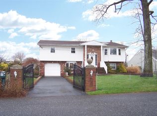 151 Lakeside Dr, Oakdale, NY 11769