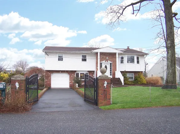 151 Lakeside Drive, Oakdale, NY 11769