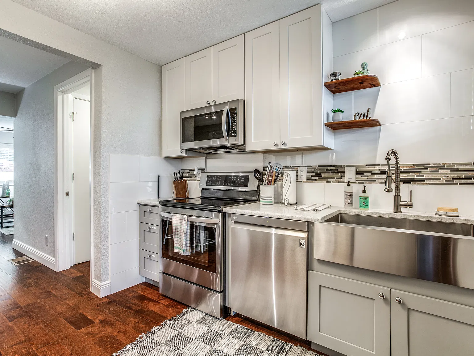 2 bed, 1015 sqft, $2,450 — Photo 3