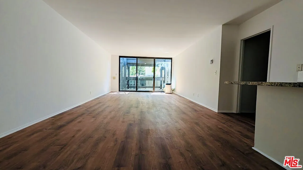 2 bed, 2.0 bath, 1048 sqft, $3,600 — Photo 2