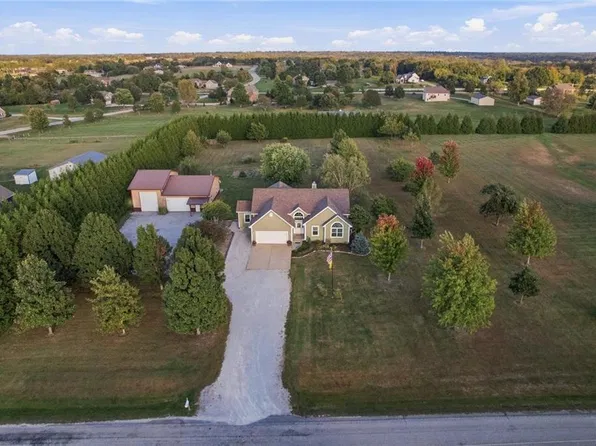 27423 New Lancaster Rd, Louisburg, KS 66053
