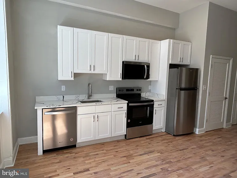 100 W Lexington St #204 — Photo 4