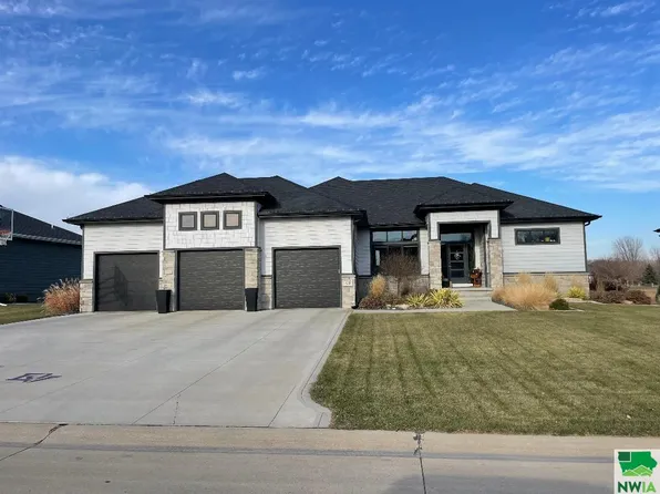 705 E Pinehurst Trl, Dakota Dunes, SD 57049