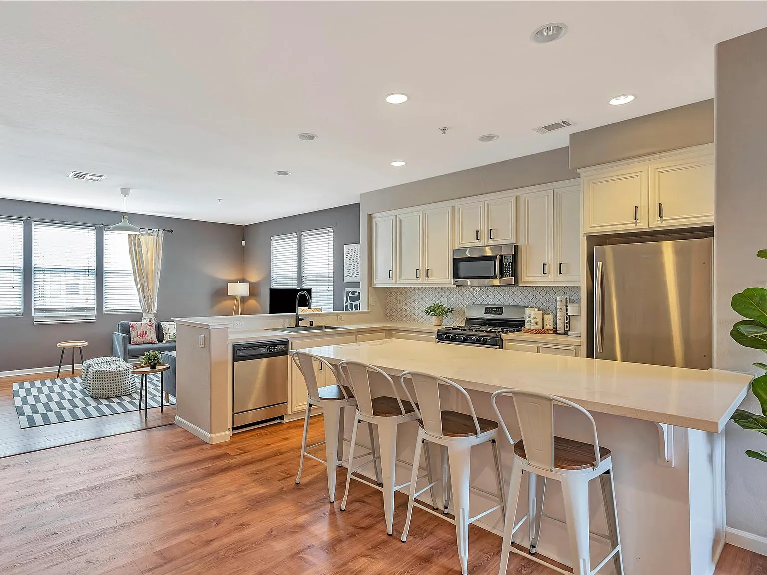 4 bed, 3.5 bath, 2203 sqft, $4,266 — Photo 2