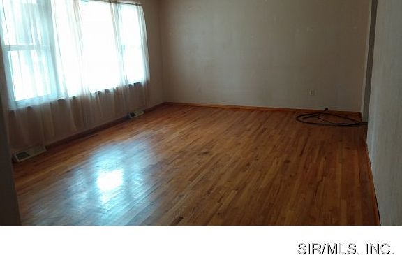 5th image of 16 Westgate Dr