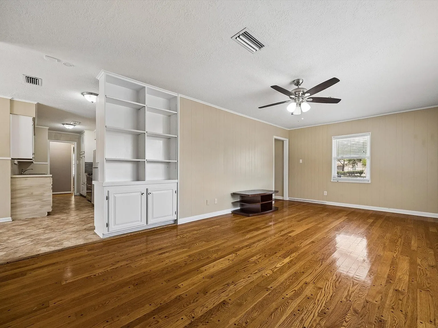 3 bed, 2.0 bath, 1896 sqft, $1,995 — Photo 2