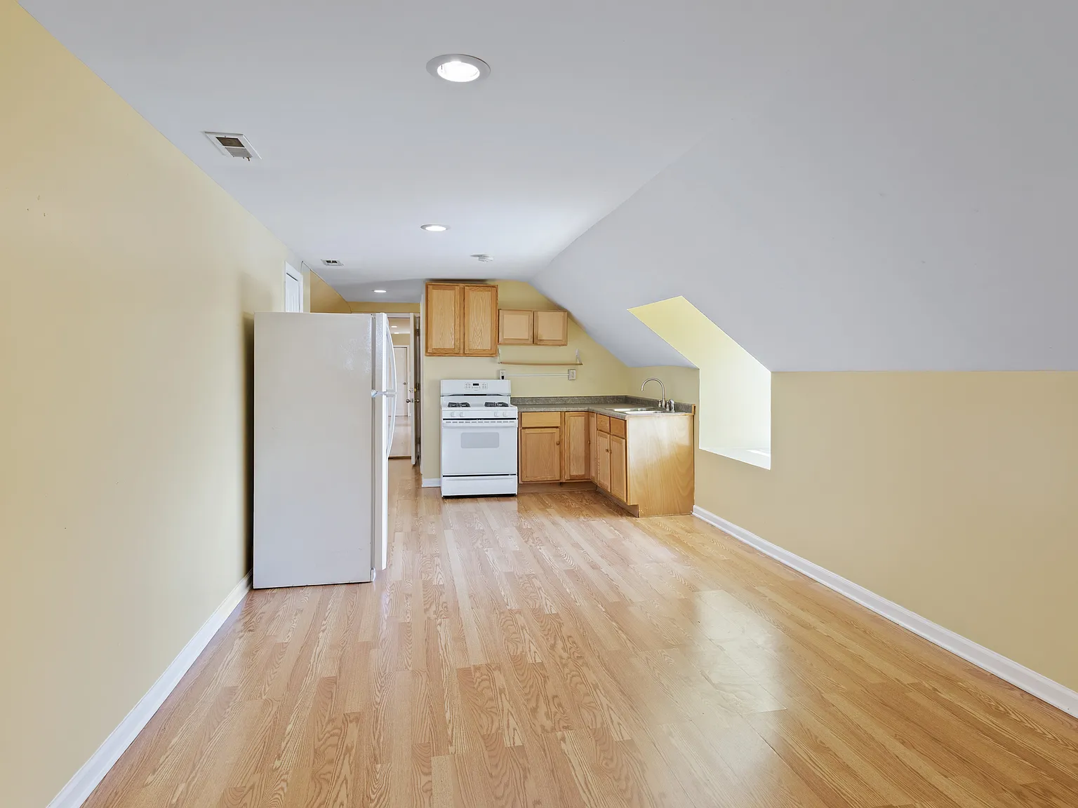 2 bed, 1100 sqft, $1,350 — Photo 4