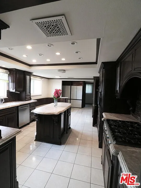 4 bed, 3.0 bath, 400 sqft, $5,000 — Photo 3