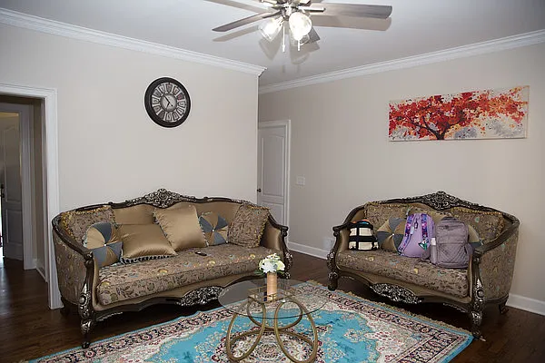 4 bed, 2.5 bath, 2700 sqft, $4,900 — Photo 3