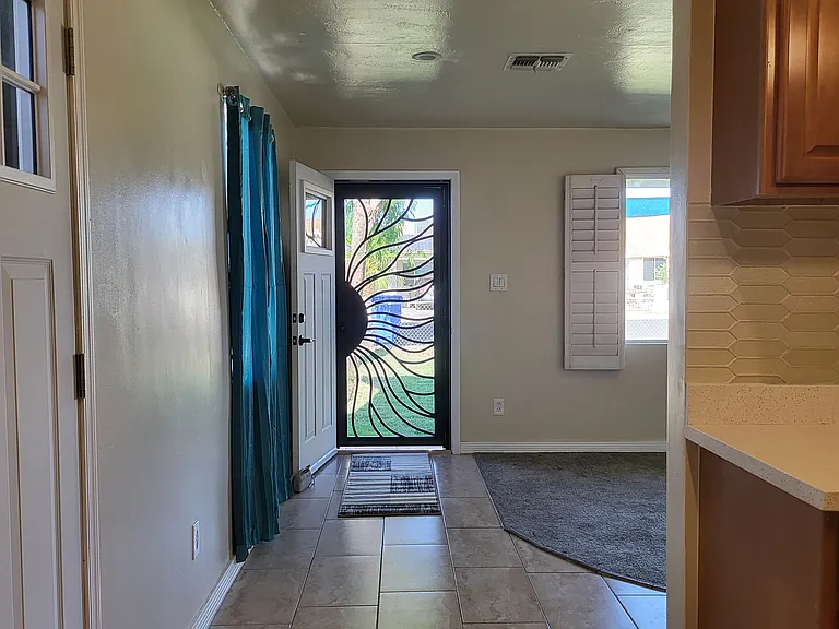 1040 N 27th Pl — Photo 54