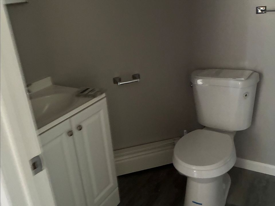 2nd image of 725 E Monroe St #6