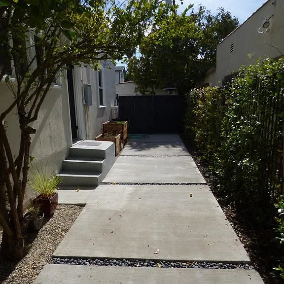 822 N Gardner St — Photo 11