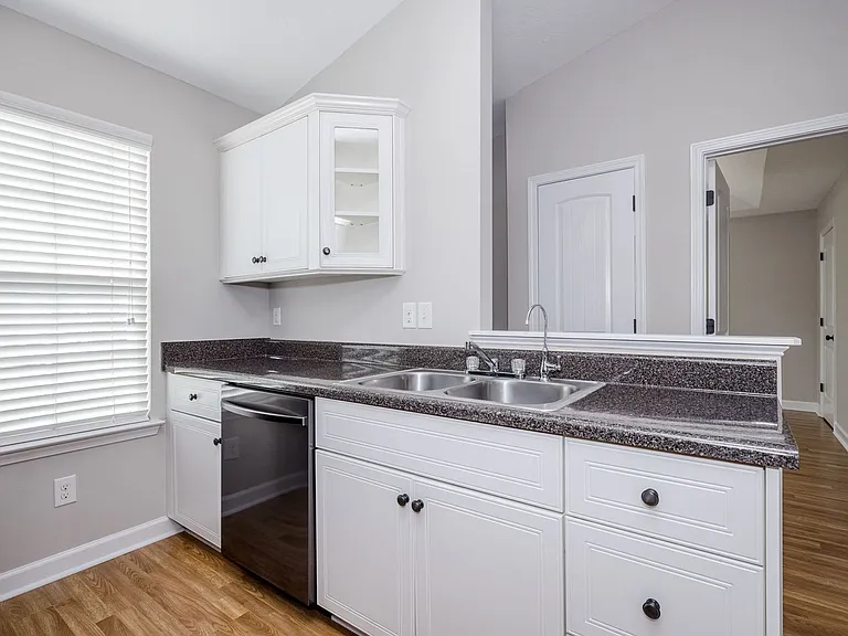 304 York Ln — Photo 8