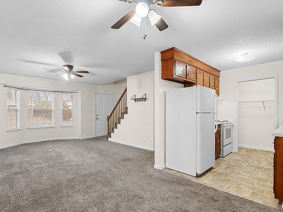 4th image of 586 Oakmont Dr