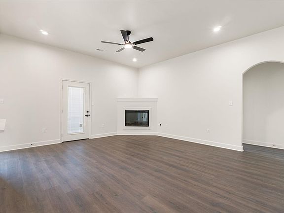 4th image of 51 Springtree Cir