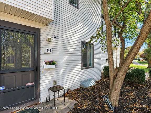 2nd image of 1444 Roxburgh Ave