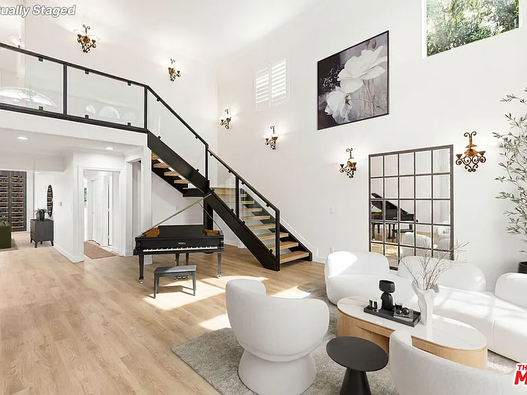 23114 Mariano St — Photo 2