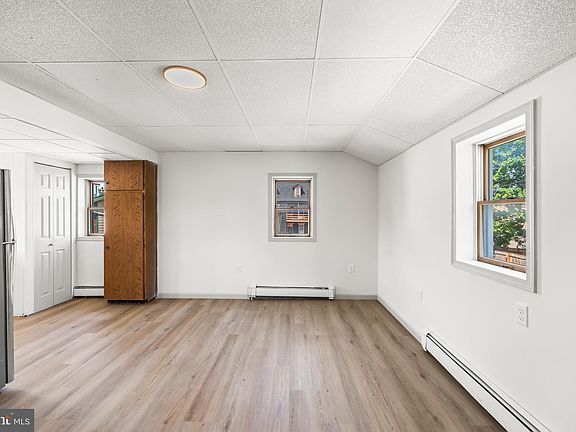 5th image of 424 Spring St