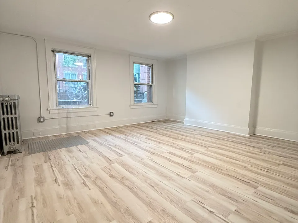 637 Leonard St #GROUND