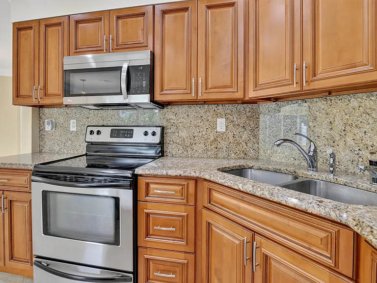 899 Granada Dr — Photo 12