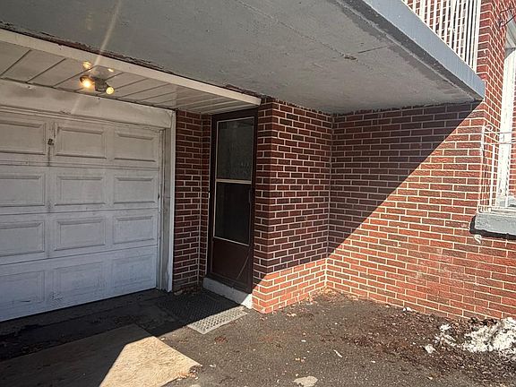 4th image of 33 Robbinstone Dr