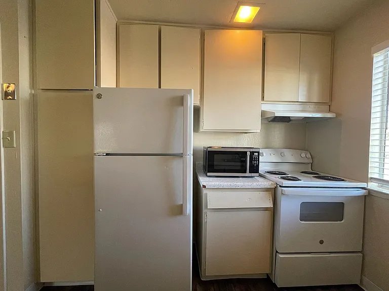 Sharis Apartments — Photo 23