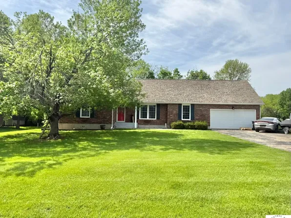 6005 Mimosa Dr, Sedalia, MO 65301