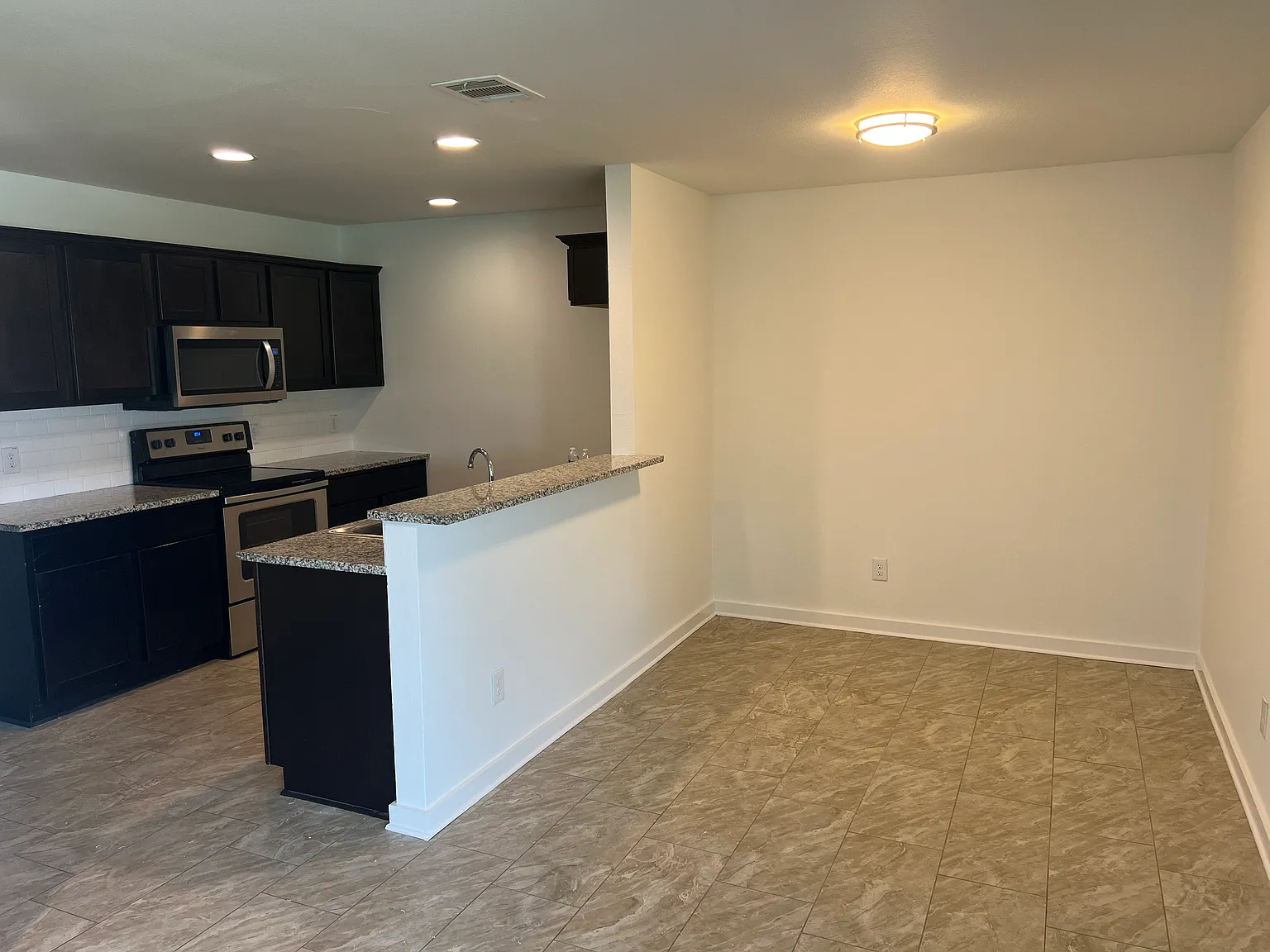 3 bed, 1300 sqft, $1,825 — Photo 4