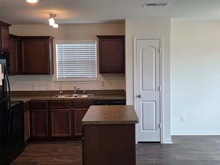 723 Crystal Lakes Dr — Photo 9
