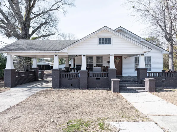 807 N Pollock St, Selma, NC 27576