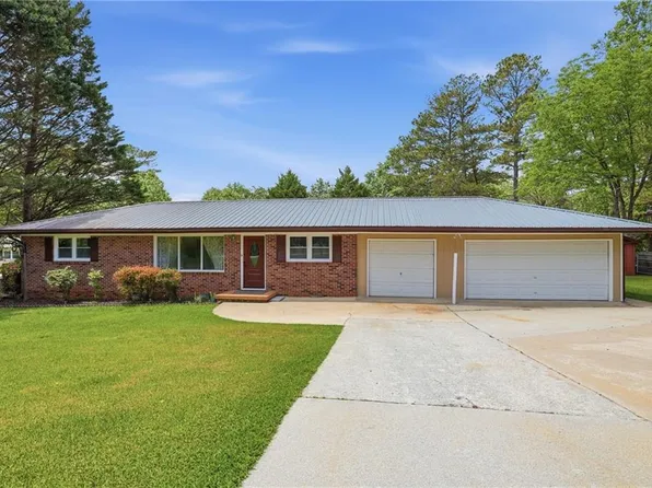 1226 Skyline Dr, Toccoa, GA 30577