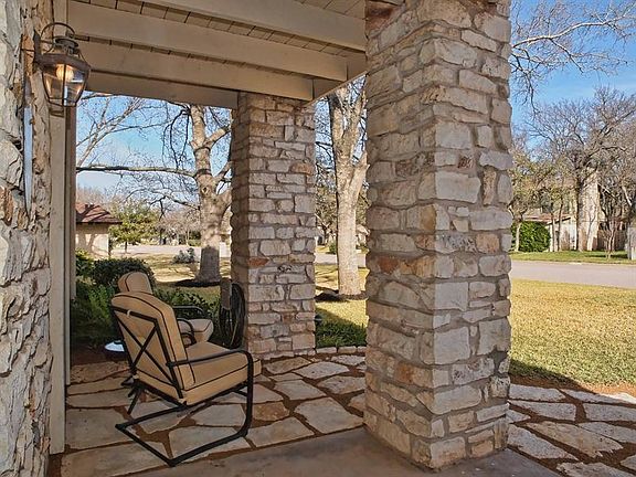3rd image of 1100 Bluff Dr